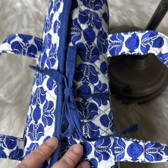 Vera Bradley Blue White Floral Travel Bag Toiletries Roomy Cruise Beach EUC - Picture 3 of 4